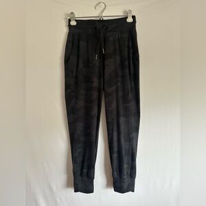 Lululemon Women's Camo Joggers Size 4